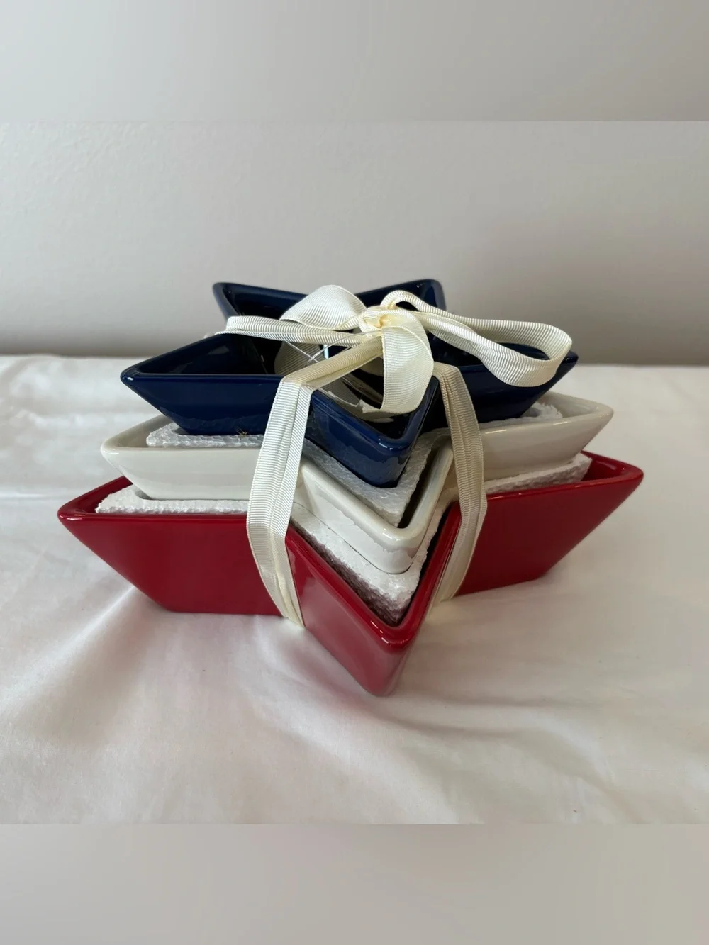NEW Set of 3 Star Shaped Ceramic Nesting Bowls Red White Blue Patriotic Unused